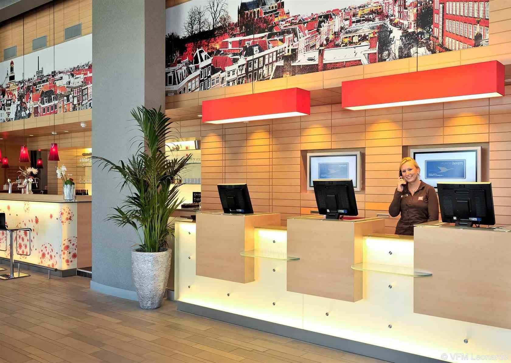 莱顿中心宜必思酒店 外观 照片